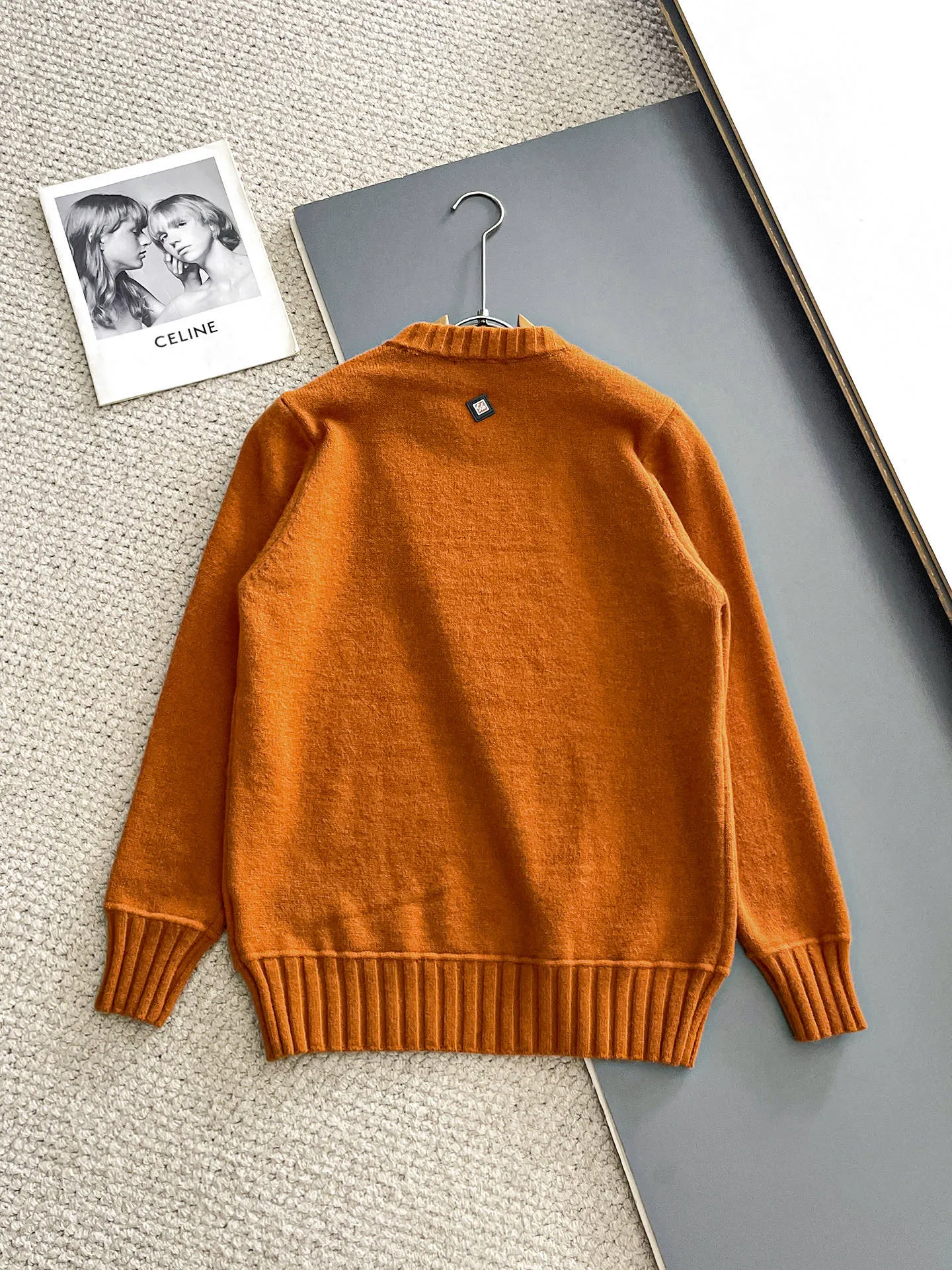LP's new autumn and winter low-key luxury sweater, a trendy gentleman's round neck Premium sweater. Wool yarn blending. Only double-layer yarn can produce such a premium effect. It is a channel product of a trading company. It is a winter star-level item. It is easy to wear and practical. It is an all-purpose basic Versatile style. The texture is excellent. It is skin-friendly and comfortable without scratching. It is a high-end fashion base layer that is extremely comfortable whether worn alone or layered. It has an excellent texture for close-fitting wear. Demonstrate high-end and invincible fashion! Slim-fitting but not tight, with high elasticity on all sides, it is definitely a very comfortable upper body experience. It is a must-have item for winter wear! The wiring is neat and delicate, the details are exquisite, and the upper body effect is excellent. There is no age limit, and it is the best product on the Internet! Size: S M L